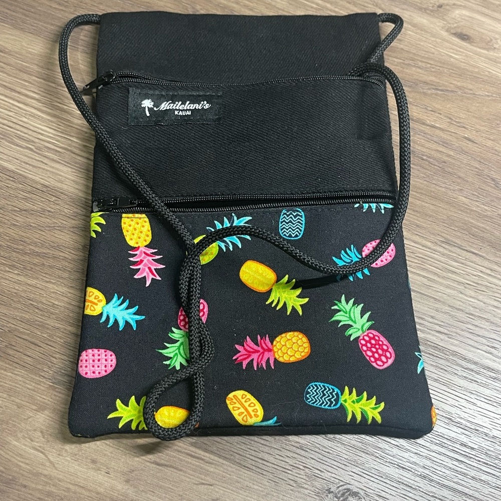 Mailelani's Kauai black crossbody purse Pineapples 9”x 7” Rare Great Condition
